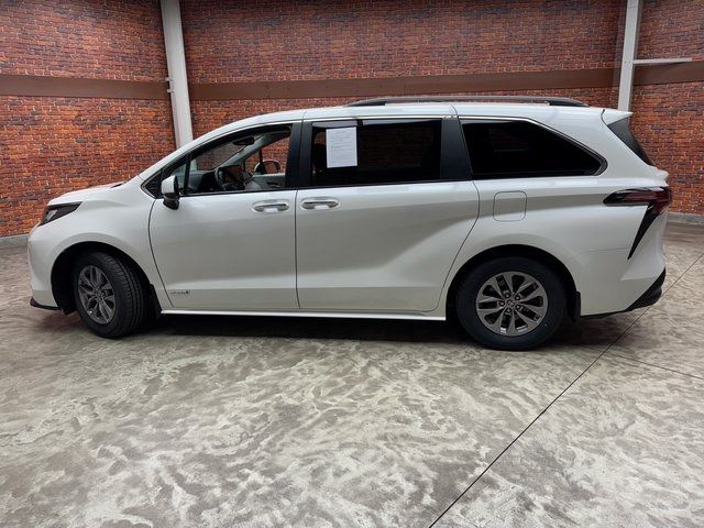 2021 Toyota Sienna XLE