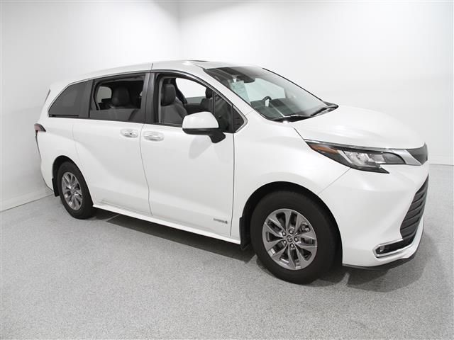 2021 Toyota Sienna XLE