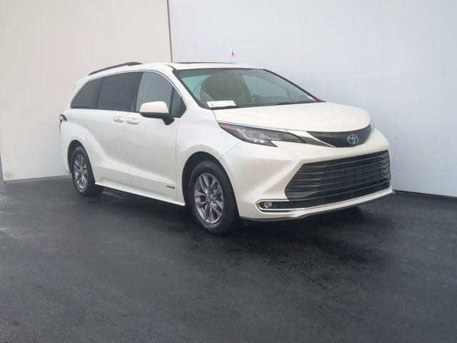 2021 Toyota Sienna XLE