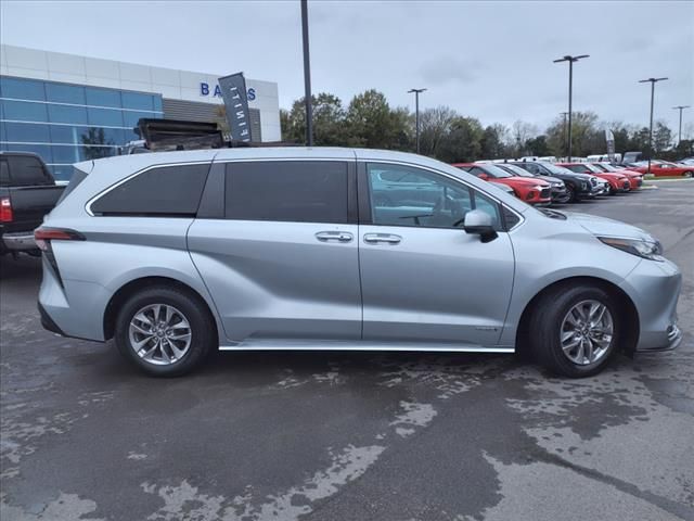 2021 Toyota Sienna XLE