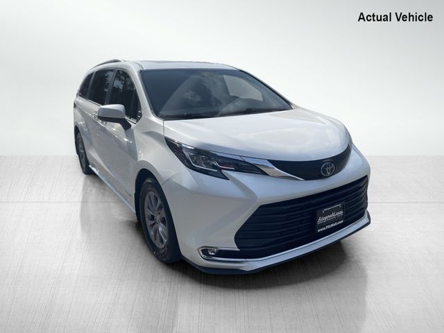 2021 Toyota Sienna XLE