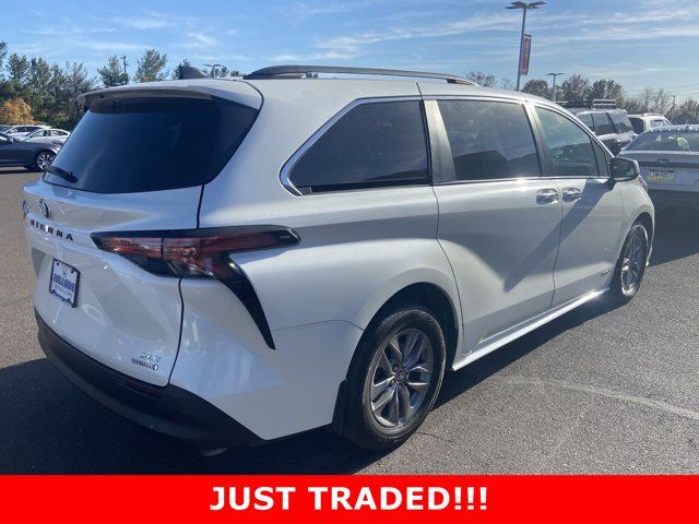 2021 Toyota Sienna XLE