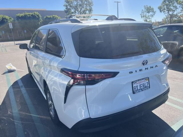 2021 Toyota Sienna XLE