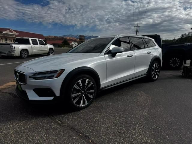 2021 Volvo V60 Cross Country Base