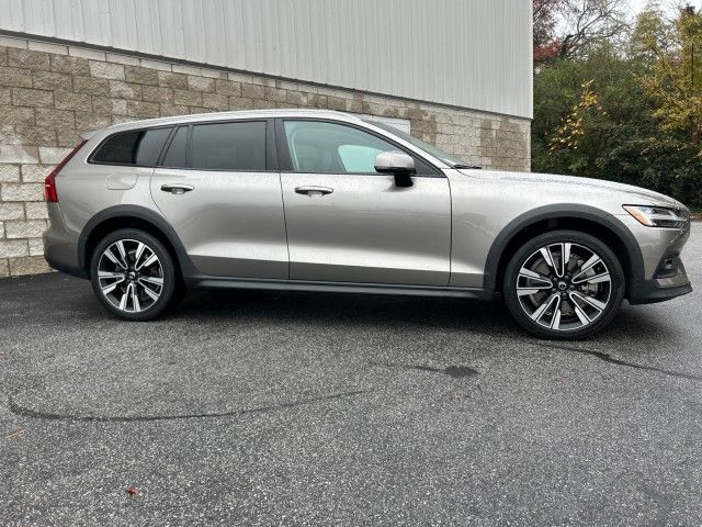 2021 Volvo V60 Cross Country Base