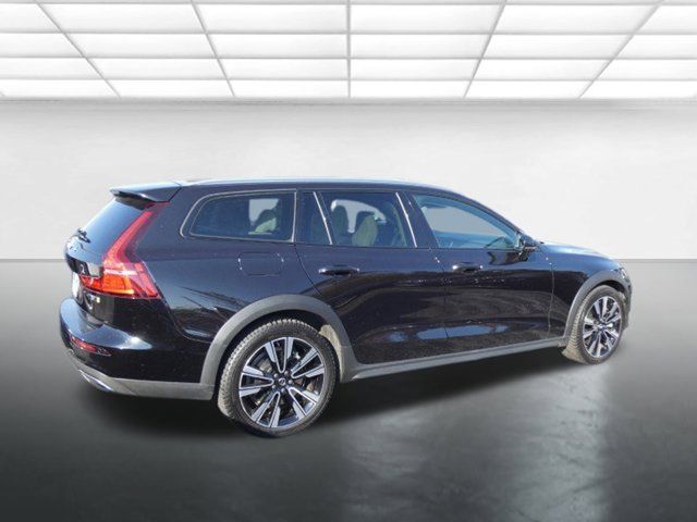 2021 Volvo V60 Cross Country Base