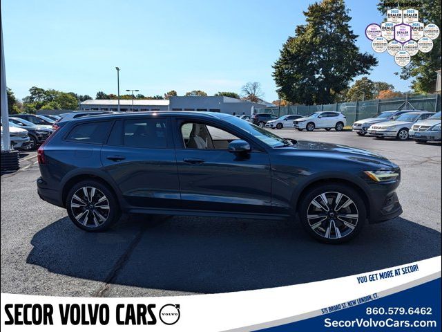 2021 Volvo V60 Cross Country Base