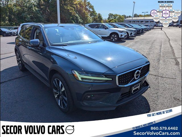 2021 Volvo V60 Cross Country Base