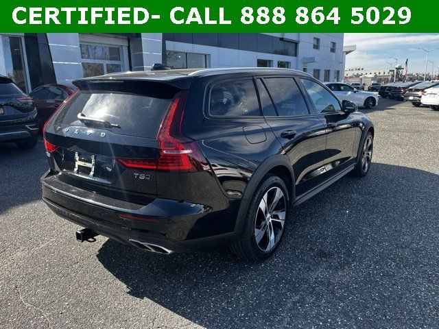 2021 Volvo V60 Cross Country Base