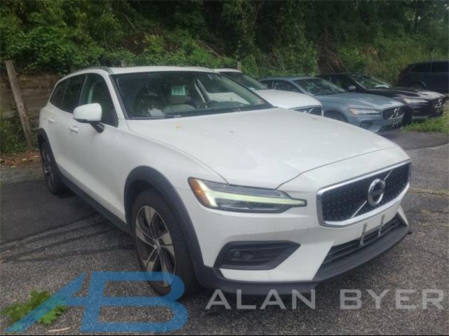 2021 Volvo V60 Cross Country Base