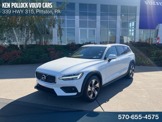 2021 Volvo V60 Cross Country Base