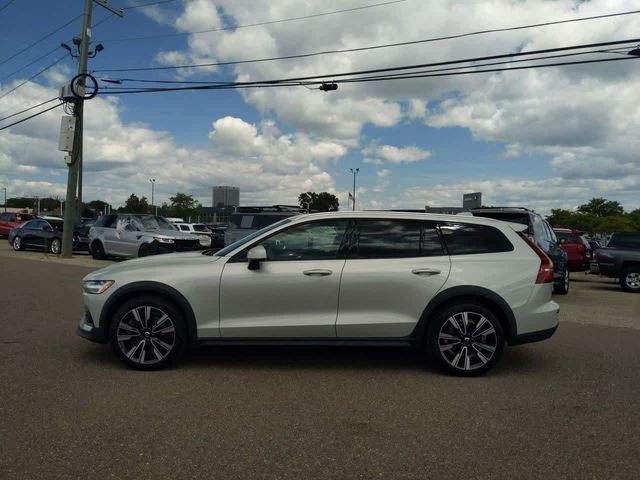 2021 Volvo V60 Cross Country Base