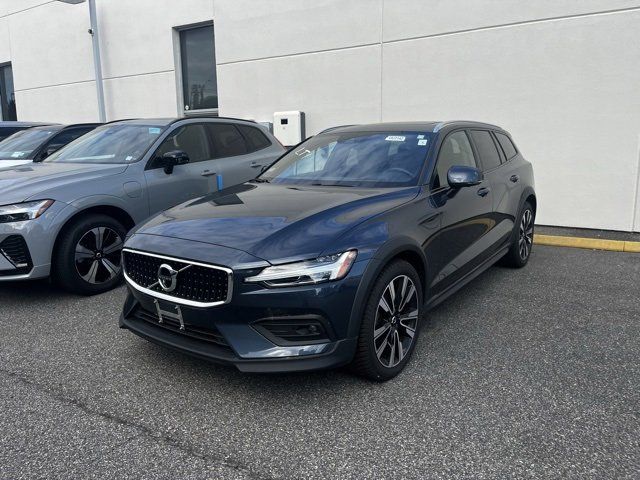 2021 Volvo V60 Cross Country Base