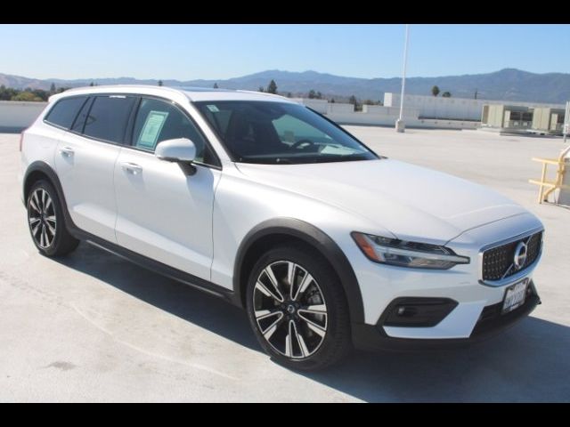 2021 Volvo V60 Cross Country Base