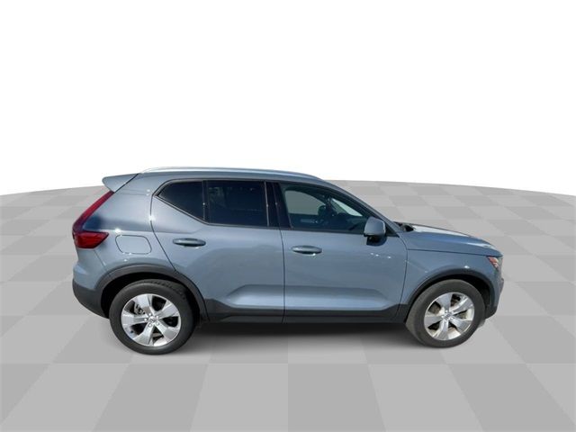 2021 Volvo XC40 Momentum