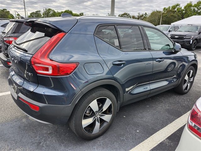 2021 Volvo XC40 Momentum