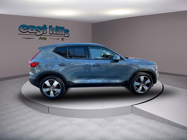 2021 Volvo XC40 Momentum