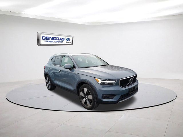 2021 Volvo XC40 Momentum