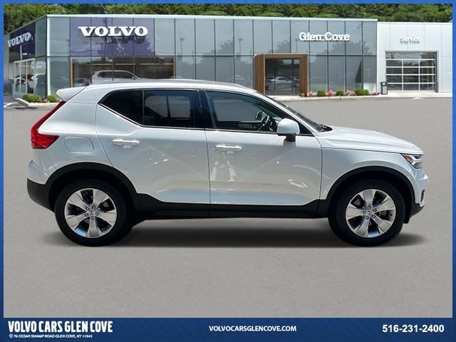 2021 Volvo XC40 Momentum