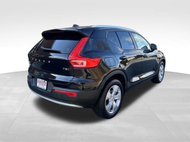 2021 Volvo XC40 Momentum