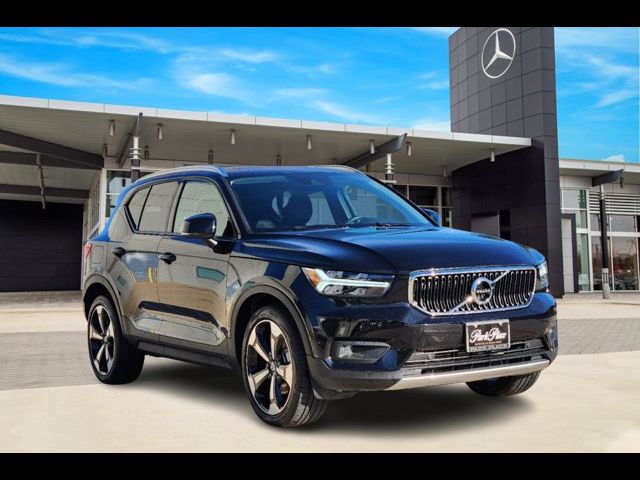 2021 Volvo XC40 Momentum