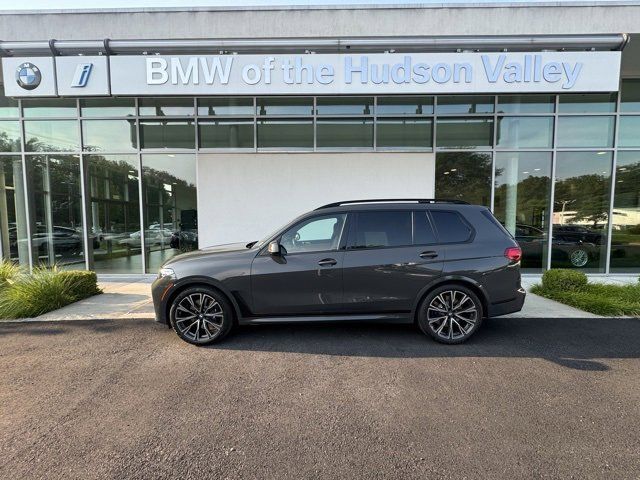 2022 BMW X7 M50i