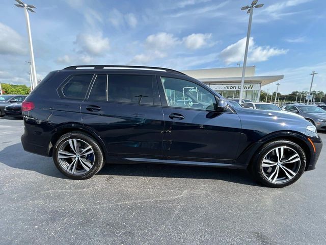 2022 BMW X7 M50i