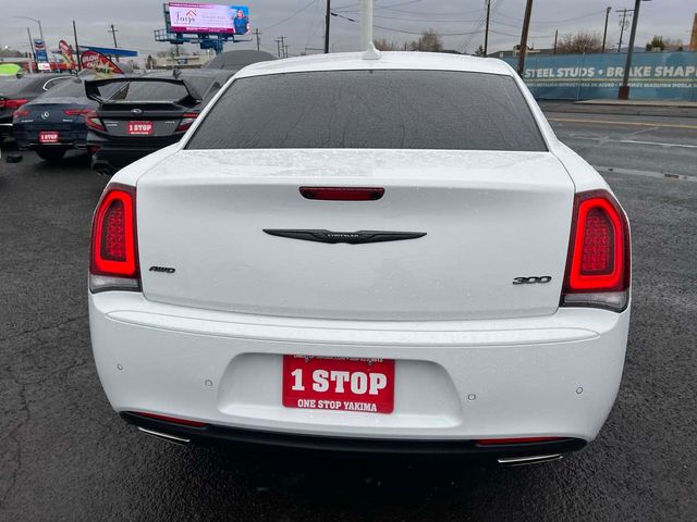 2022 Chrysler 300 300 Touring L