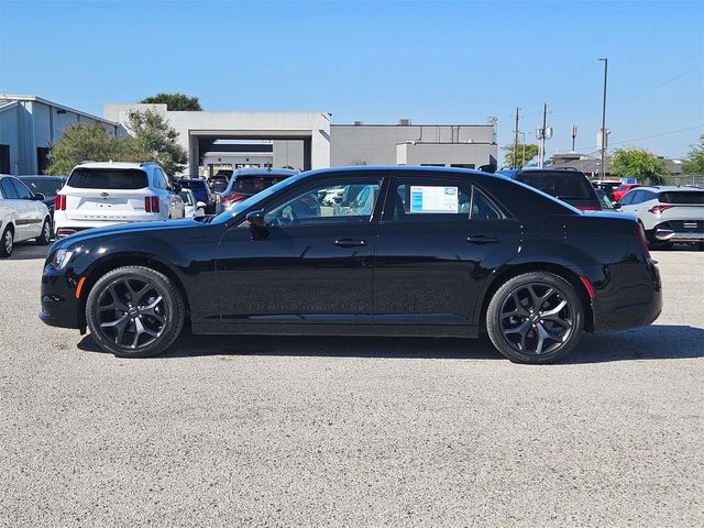 2022 Chrysler 300 Touring