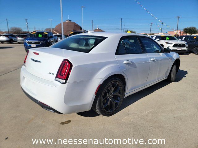 2022 Chrysler 300 Touring