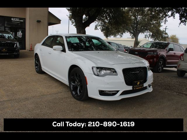 2022 Chrysler 300 Touring L