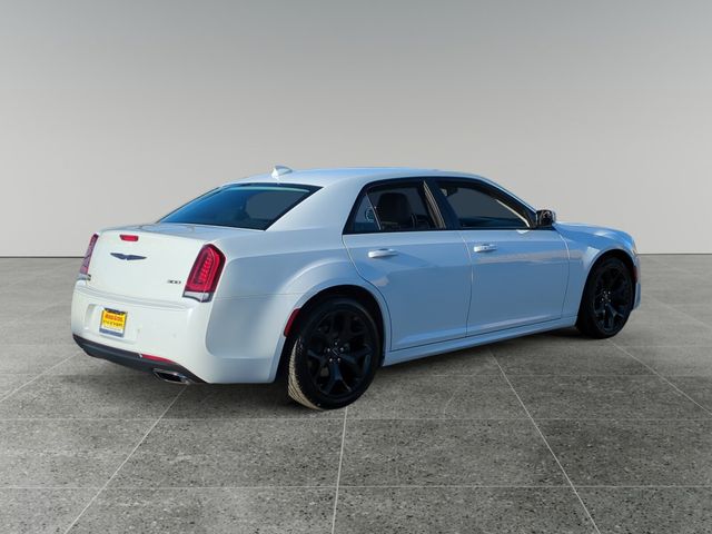 2022 Chrysler 300 Touring L