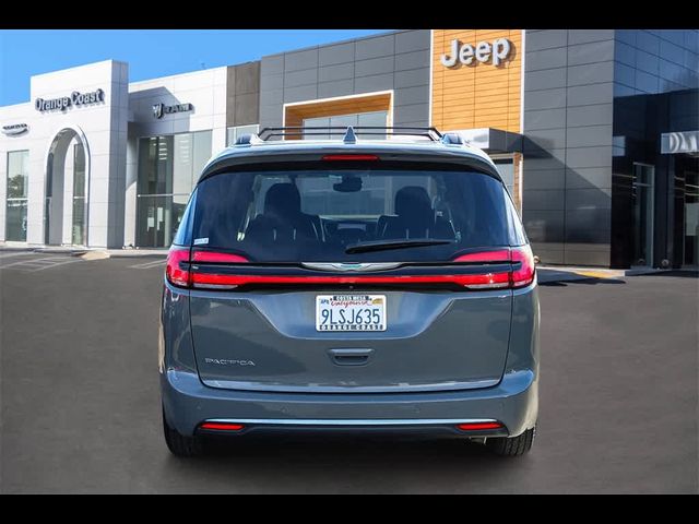 2022 Chrysler Pacifica Touring-L