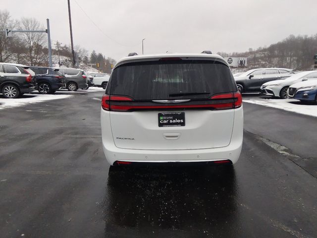 2022 Chrysler Pacifica Touring-L