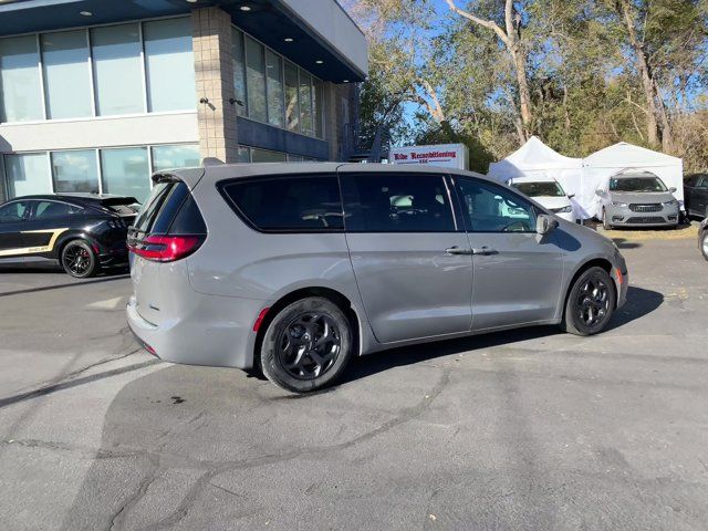 2022 Chrysler Pacifica Hybrid Touring L