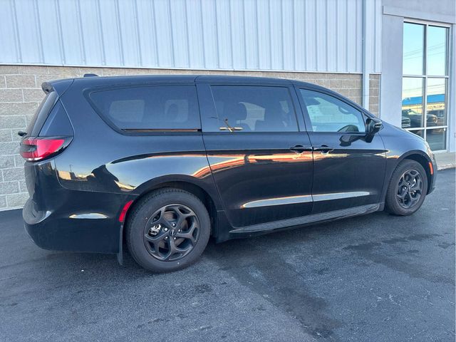 2022 Chrysler Pacifica Hybrid Touring L