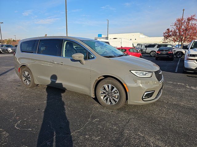 2022 Chrysler Pacifica Hybrid Touring L