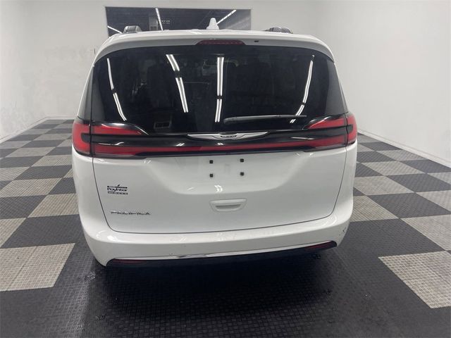 2022 Chrysler Pacifica Touring-L