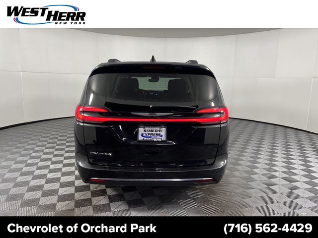 2022 Chrysler Pacifica Touring-L