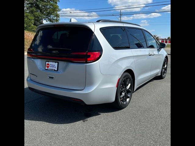 2022 Chrysler Pacifica Touring-L