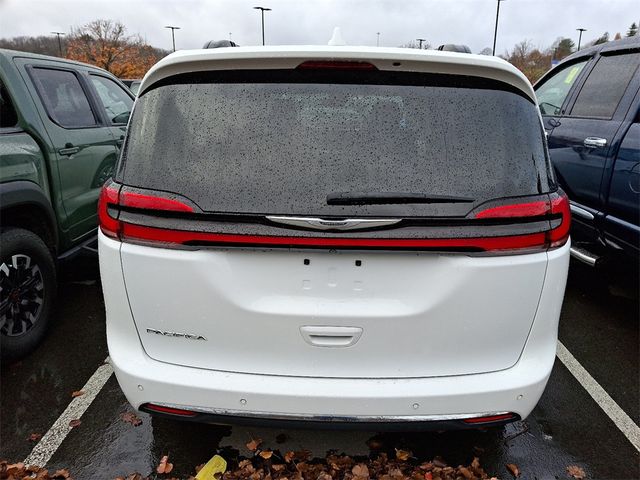 2022 Chrysler Pacifica Touring-L