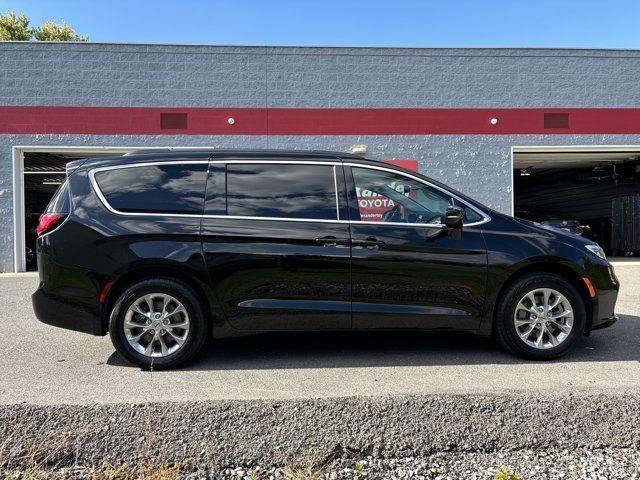 2022 Chrysler Pacifica Touring-L