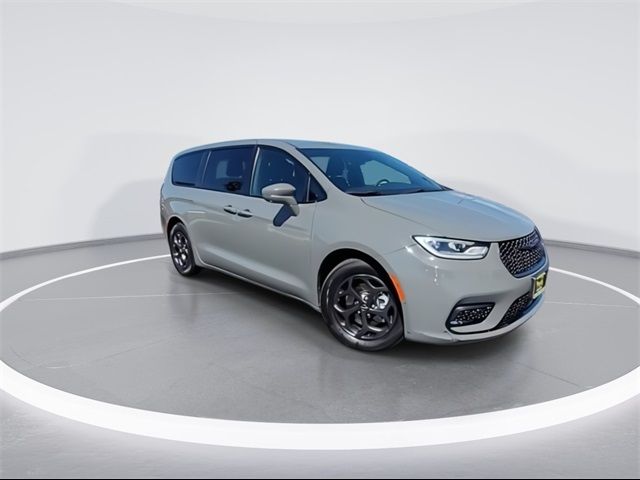 2022 Chrysler Pacifica Hybrid Touring L