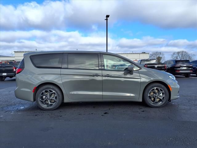 2022 Chrysler Pacifica Hybrid Touring L