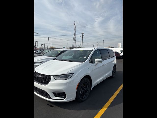 2022 Chrysler Pacifica Hybrid Touring L