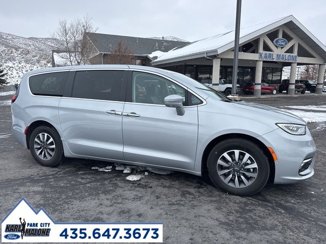 2022 Chrysler Pacifica Hybrid Touring L