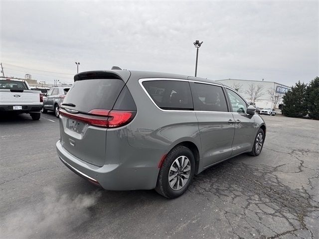 2022 Chrysler Pacifica Hybrid Touring L