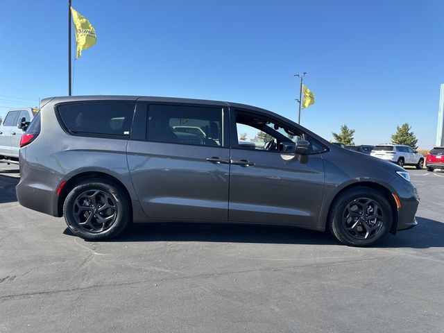 2022 Chrysler Pacifica Hybrid Touring L