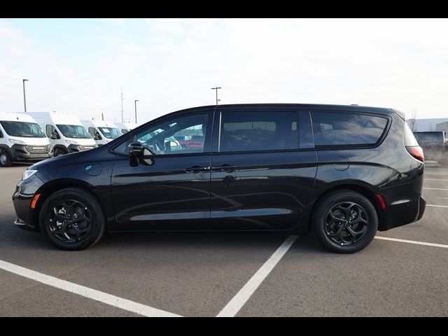 2022 Chrysler Pacifica Hybrid Touring L