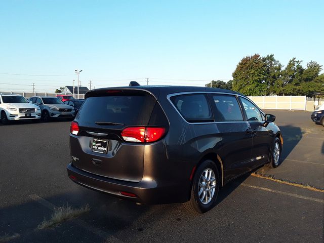 2022 Chrysler Voyager LX